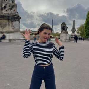 Laura Dutilleul Instagram - La première c’est pcq je vous aime, la deuxième c’est en mode « coucou je touche mes tresses » et la 3 eme c’est : JE FAIS L’AVION DANS PARIS WOUHOU 
🥖🥖🥖🥖

Partage dans ta story avec une chanson qui fait très parisien si t’es cap 😂

#paris#love#hihi#youhou#coucou