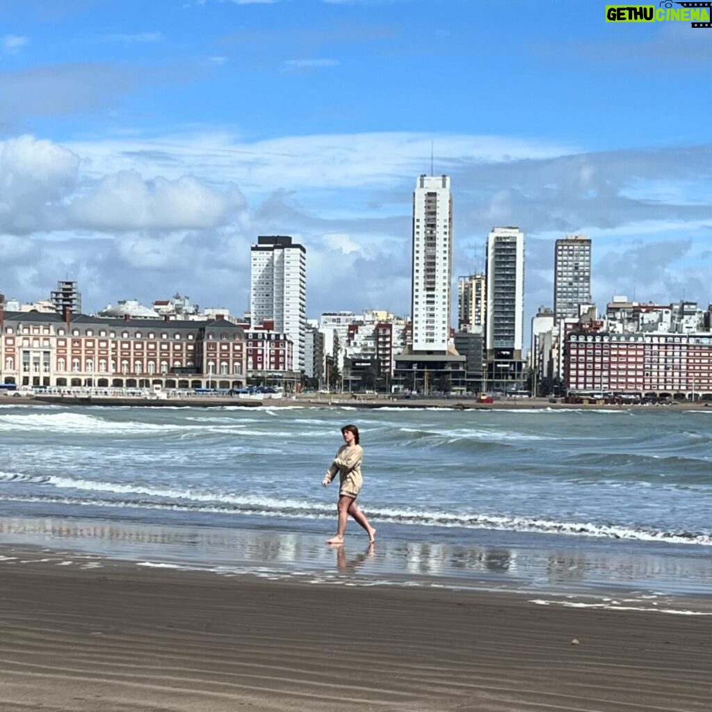 Laura Esquivel Instagram - mi carrete ésta semana 📸🎥🎵 se grabó nuevo videoclip! en Mar del Plata 🌊🫶🏻 tengo mucha emoción y ganas de que ya escuchen este nuevo material en el que trabajé tanto 🥲💫 quiero agradecerte a vos, que me conoces desde tu infancia, y te gusta lo que hago.. y apoyas mi proyecto.. que al final de todo, ES PARA VOS 🖤 CREO en mi proyecto de música independiente.. para ser lo mas genuina posible al mensaje que te quiero comunicar. y no ser una marioneta de las decisiones que podrían llegar a tomar otrxs 💪🏻 nunca me sentí tan “yo”.. tan “Laura” como en este año. soy libre. no me ato a nadie. dejo mi creatividad volar.. y lo materializo para llegar hasta vos ✨ te deseo que nunca te digan QUIÉN tenés que ser! 💫💫💫