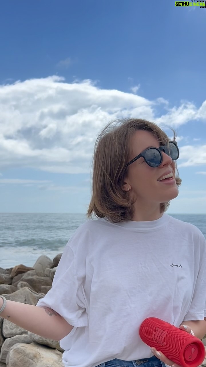 Laura Esquivel Instagram - no me podía ir de Mardel sin cantar un poquito al lado del mar 🥲🏖️ ayer fue un día agotador y hermoso. grabamos todo el día mi próximo videoclip.. prontito les contaré mas 🎥🎵 @jblargentinaoficial #AsiSuenanTusDiasConJBL
