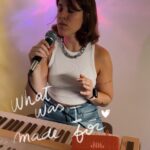 Laura Esquivel Instagram - si me pongo a contar las veces que ma caí y me volví a levantar, no le alcanzan los segundos de éste Reel… si últimamente te sentiste “condicionado” o “limitado” por algo o alguien, te vengo a recordar que es normal sentir miedo.. o sentirnos “despreciados” porque el mundo en el que vivimos nos trata de ésa manera generalmente. nos hace sentir chiquitos, y con pocas posibilidades de soñar… pero sabemos muy bien que no es así 😎 si cuando hacés lo que amás sentís miedo, pero con una sonrisa que no te la borra nadie de la cara (ya sea vestirte como te gusta, estudiar lo que te apasiona, o tener esas ideas hermosamente locas que crees que no van a materializarse nunca)… ESE ES EL CAMINO ✨🫶🏻 @jblargentinaoficial siempre a mi lado para acompañarme en mi pasión 🥹🎵 temón de #billieeilish #whatwasimadefor #cover #barbie