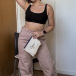 Laura Esquivel Instagram - cuidarse, quererse, ignorar los comentarios ajenos para ser feliz ✨ Hoy levanto mis brazos por mi y por todas, acompañada de @dove , que además cuida mis axilas con su 1/4 de crema humectante y vitamina E 🩵 #levantemoslosbrazos