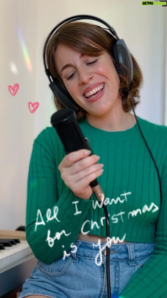 Laura Esquivel Instagram - 💫COMPLETO en mi canal de Youtube (link en Bio)🎄 espero que hayan tenido una hermosa Navidad, dentro de lo posible 🥲🫶🏻 los quiero, y les agradezco TANTO por todo el amor que me dieron éste año! taaardeeee… pero seguro!!!! jaja les dejo la canción ganadora del “Mundial de Canciones de Navidad” que eligieron y votaron ustedes! #Navidad #alliwantforchristmasisyou #mariahcarey #cover #christmas #lauraesquivel