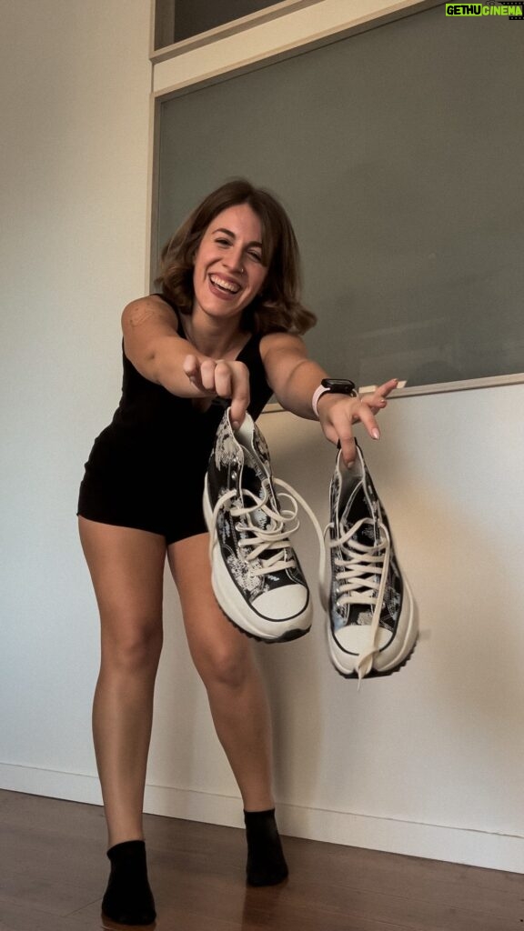 Laura Esquivel Instagram - un lookcito con mis @converse_ar favoritas de ésta temporada 🩵🥹🫶🏻 #converse #look
