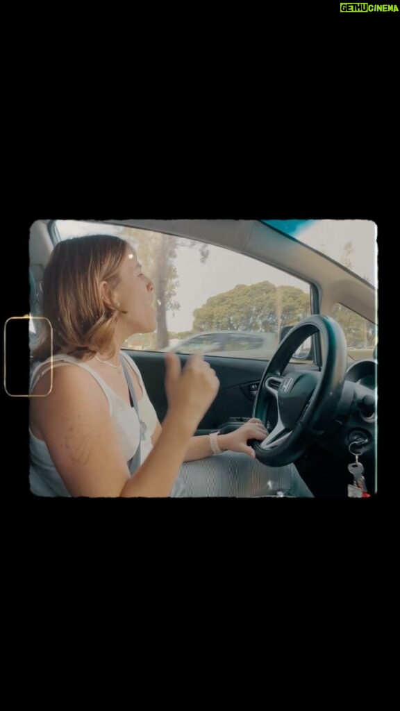 Laura Esquivel Instagram - una canción MUY para ir cantando en el auto a los gritos ✨🚘🎵💃🏼 mi nueva canción “Un día a la vez” se estrena el 23 de Febrero (en una semanaaaaaaaaaAAAAAAAAAAAA) 🫶🏻🥇💪🏻✨