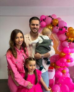 Laura Figueiredo Instagram - Sete primaveras da ninjinha princesa🌈🌸 Podia dizer tanto “mas com palavras não sei dizer como é grande o meu amor por você” Obrigada a todos os amigos que tornaram estes dois dias tão felizes para a nossa familia. Deixo aqui alguns momentos felizes 🥰 Txi amamos 🫶🏼 @quantumparks