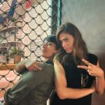 Laura Gómez Instagram - Y así como quién no quiere la cosa @barajaesopodcast llega hoy a su episodio número 100… y lo celebramos en grande con una invitada de lujo: ¡La maravillosa artista chilena @anatijoux! 💯 A Anita la conocí hace unos años en los Premios Fénix en México -gracias @ricardogiraldom por ser nuestro matchmaker- y nuestro clic fue inmediato (detalles en el episodio). Desde entonces hemos mantenido contacto y mucho cariño. Tal vez porque a pesar de ser una estrella de fama internacional, en su esencia, Ana es una persona que disfruta mucho de los espacios íntimos y las interacciones reales y eso lo expresa de manera honesta en nuestra conversación. Yo, por mi parte, estoy feliz y muy agradecida de tener a esta hermosa mujer y poderosa artista como invitada en mi podcastito caribeño, en una temporada en la que he estado teniendo conversaciones sobre maneras alternativas de armar familia y vivir la vida… y qué mejor representante para hablar del tema que la gran @anatijoux 🫶🏽 Les invito a seguir nuestra cuenta @barajaesopodcast en IG y escuchar el episodio completo, disponible en @spotify @applepodcasts y demás plataformas. ¡Y de paso, rieguen la voz!!! dependemos mucho del boca a boca 👄 #barajaesopodcast #episodio100 #anatijoux #lauragómez