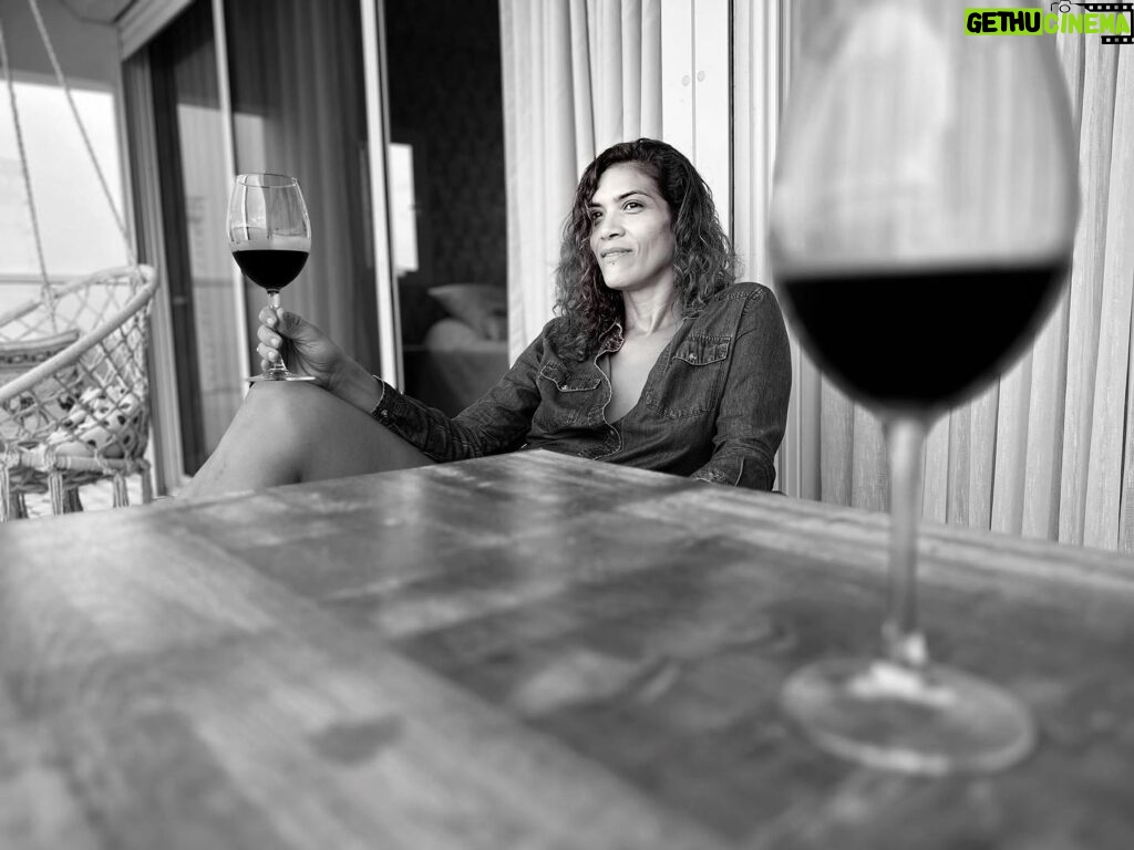 Laura Gómez Instagram - Wine and girlfriends 🍷 vinito y amigas 📷 @erikamorillo