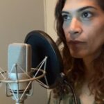 Laura Gómez Instagram - #Flashback to last year around this time when I was in the midst of recording the Spanish version of the podcast #corinnaandtheking, which did so well in Spain, in spite of mine being a different accent than the one that people are used to over there (kudos to @lacocteleramusic @prxofficial & @project_brazen for proving how well diversity is being received nowadays.) Who made the rules about what sells and what doesn’t, anyhow?! Voice Over work, by the way, has always been something I absolutely love doing, and mind you, an important source of income for many of us actors (another side of this important strike going on with @sagaftra in the US attempting to protect our work in the face of AI impersonation.) Happy Friday everyone! • Un año pasó ya de esa maravillosa etapa en Madrid en que me encontraba grabando la versión en español del podcast #corinnayelrey, que durante semanas se convertiría en Número uno en España, a pesar de que mi acento no sea la norma por allá (mi agradecimiento a @lacocteleramusic @prxofficial y @project_brazen por darme esta oportunidad y demostrar lo bien recibida que está siendo la diversidad hoy en día). El trabajo de locución es algo que disfruto enormemente y es además una importante fuente de ingresos para muchos actores en la industria (otra de las caras de esta importante huelga del gremio de actores #sagaftra en Estados Unidos, que busca también proteger nuestro trabajo de la imitación y posible usurpación de nuestras voces e imagen por la inteligencia artificial). Si no conocen aún este fascinante podcast que es “Corinna y El Rey”, les súper recomiendo que vayan a escuchar en su estación de podcast favorita… Advertencia: sumamente adictivo 🫶🏽