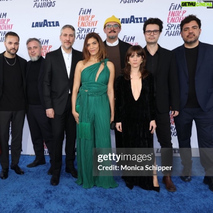 Laura Gómez Instagram - Last stop is with Upon Entry at the @filmindependent Spirit Awards where our talented duo of writer/director @juansebastianvasquez @alerojas76 & our editor @emanuele.tiziani were nominated & we joined to celebrate them & our film in this special occasion. You can now watch the movie in USA for free on @tubi 🍿 • • La última parada es con Upon Entry en los icónicos #independentspiritawards en el que nuestro talentoso dúo @alerojas76 y @juansebastianvasquez está nominado como Guionistas & Directores al igual que nuestro editor @emanuele.tiziani. Y acá nos vinimos a reunir para apoyarles y celebrar lo que ha sido este regalo de película que en Estados Unidos ya pueden ver gratis en @tubi Muy agradecida con la diseñadora dominicana @maylevasquez que me aportó color con su creativo atuendo, y gracias a @thecutbypatriciacedano -en Santo Domingo- por este corte y tono de cabello que sigue en perfecto estado y ha sido fácil de cuidar 💁🏽‍♀️