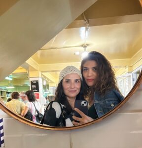 Laura Gómez Instagram - I had a feeling Santiago and I would get along, although everyone kept telling me to keep expectations low. Au contraire. It’s been just 3 and a half days and Santi and I been having quite the whirlwind romance… Chile, we meet at last… (photo dump pt 1) • Tenía la sensación de que Santiago y yo nos llevaríamos bien a pesar de las tantos avisos de que mejor no tener expectativas muy altas. Es cierto que a veces es preferible no poner demasiada presión a las experiencias para no decepcionarse, pero yo presentía que iba a ser un viaje especial. Para mi sorpresa, Santi ha superado mis expectativas y, en buen chileno, ha habido Harta química entre nosotros. Tal vez sea que mi sangre caribeña responde al calor del verano, y en invierno la cosa sería diferente, da igual, en solo 3 días y medio andamos caminado de la mano. Y si eso es un pronóstico de lo que se viene este año, estoy más que feliz de abrazarlo…¡Chile, lindo, nostálgico y profundo, hasta que por fin nos conocemos! 🇨🇱 (fotos pt 1)