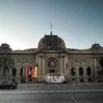 Laura Gómez Instagram - I had a feeling Santiago and I would get along, although everyone kept telling me to keep expectations low. Au contraire. It’s been just 3 and a half days and Santi and I been having quite the whirlwind romance… Chile, we meet at last… (photo dump pt 1) • Tenía la sensación de que Santiago y yo nos llevaríamos bien a pesar de las tantos avisos de que mejor no tener expectativas muy altas. Es cierto que a veces es preferible no poner demasiada presión a las experiencias para no decepcionarse, pero yo presentía que iba a ser un viaje especial. Para mi sorpresa, Santi ha superado mis expectativas y, en buen chileno, ha habido Harta química entre nosotros. Tal vez sea que mi sangre caribeña responde al calor del verano, y en invierno la cosa sería diferente, da igual, en solo 3 días y medio andamos caminado de la mano. Y si eso es un pronóstico de lo que se viene este año, estoy más que feliz de abrazarlo…¡Chile, lindo, nostálgico y profundo, hasta que por fin nos conocemos! 🇨🇱 (fotos pt 1)