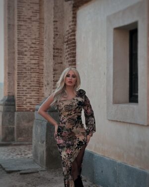 Laura Gadea Instagram - @FashionNova Feliz miércoles!! 🦋🌹💕
Podéis encontrar este vestido en la web así: 
Enchanted Mesh Maxi Dress - Green/combo