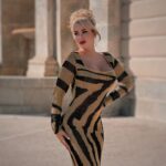 Laura Gadea Instagram - @FashionNova Como va la semana? Preparados ya para las fiestas? Cuál es vuestro plan en Noche Buena? ❤️🎄💌 Este vestido lo podéis encontrar en la web de FashionNova asi: Wild Thang Metallic Maxi Dress - Gold/Black