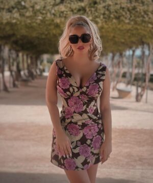Laura Gadea Instagram - Con flores en el corazón, la vida se ve más bonita ❤️🌹

#madrid #comunidadmadrid #comunidademadrid #comunidaddemadrid #spain #españa #love #photography #picoftheday #instagood #photooftheday #travel #fashion #art #style #happy #photo #instagram #summer #fitness #smile #europe #instalike #beauty