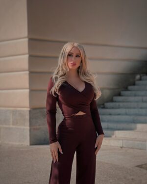 Laura Gadea Instagram - @FashionNova Parece que la primavera se va adelantando en Madrid, primavera de invierno 🌹🌷💕❤️ 
Podéis encontrar este conjunto así: 
Simple Rules Pant Set - Brown