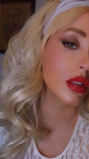 Laura Gadea Instagram - Ya tengo en mis manos los nuevos labiales de @sheglam_official “Mirror Kiss High-Shine Lipstick” 💄❤️
Dejan un brillo espectacular, me encantan todos los colores pero sin duda el tono “Own Your Shine” es mi favorito” 🤩 
¿Con cúal te quedas tú? 🙌
Código descuento: Q1lau

#SHEGLAM #SHEGLAMLipstick

#madrid #comunidadmadrid #comunidademadrid #comunidaddemadrid #spain #españa #love #photography #picoftheday #instagood #photooftheday #travel #fashion #art #style #happy #photo #instagram #summer #fitness #smile #europe #instalike #beauty