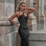 Laura Gadea Instagram - @FashionNova Listos para conquistar el mundo? 🙌No hay mejor accesorio que la confianza en uno mismo! 👍🏻🌺🤗 Este vestido lo podéis encontrar en la web así: Alessia Embellished Gown - Black
