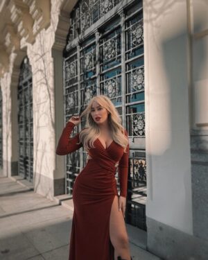 Laura Gadea Instagram - Feliz sábado para todos! ❤️❤️ @FashionNova 

Este vestido lo podéis encontrar en la web así:
Cora Maxi Dress - Rust