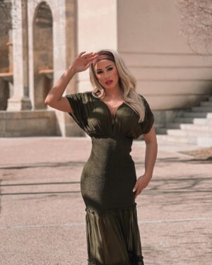 Laura Gadea Instagram - @FashionNova Verde que te quiero verde, y viernes que te espero con ansias. iPor fin es momento de relajarse y disfrutar! 👏🏻😘❤️
Este vestido lo podéis encontrar así: 
Sienna Chiffon Maxi Dress - Olive