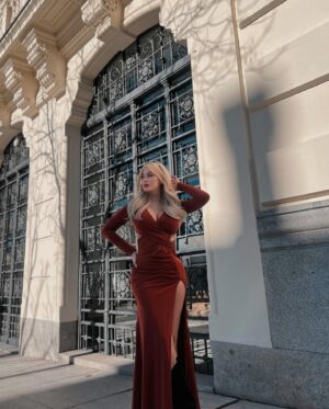 Laura Gadea Instagram - Feliz sábado para todos! ❤️❤️ @FashionNova 

Este vestido lo podéis encontrar en la web así:
Cora Maxi Dress - Rust