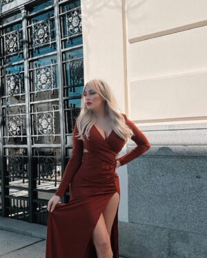 Laura Gadea Instagram - Feliz sábado para todos! ❤️❤️ @FashionNova 

Este vestido lo podéis encontrar en la web así:
Cora Maxi Dress - Rust