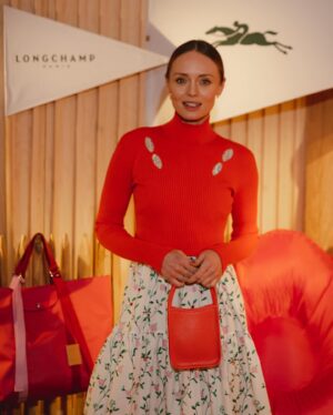 Laura Haddock Instagram - Painting Camber Sands red with @longchamp celebrating the launch of their spring/summer ‘23 collection. 

#LongchampGlamping #LongchampSS23