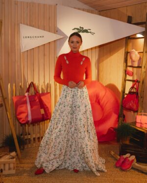 Laura Haddock Instagram - Painting Camber Sands red with @longchamp celebrating the launch of their spring/summer ‘23 collection. 

#LongchampGlamping #LongchampSS23