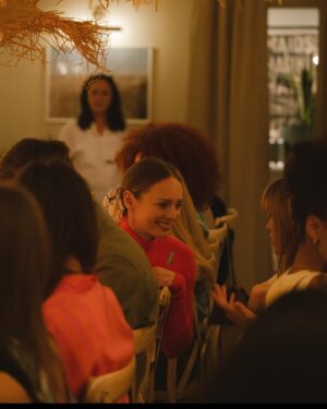 Laura Haddock Instagram - Painting Camber Sands red with @longchamp celebrating the launch of their spring/summer ‘23 collection. 

#LongchampGlamping #LongchampSS23