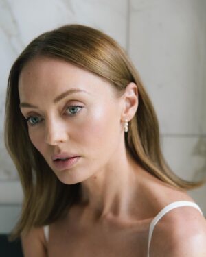 Laura Haddock Instagram - Press look @armanibeauty

 Photographer: @ionawolffphoto 
Makeup: @armanibeauty 
Hair: @halleybrisker 
Styling: @aimeecroysdill 

#armanibeauty #luminoussilk #downtonabbey