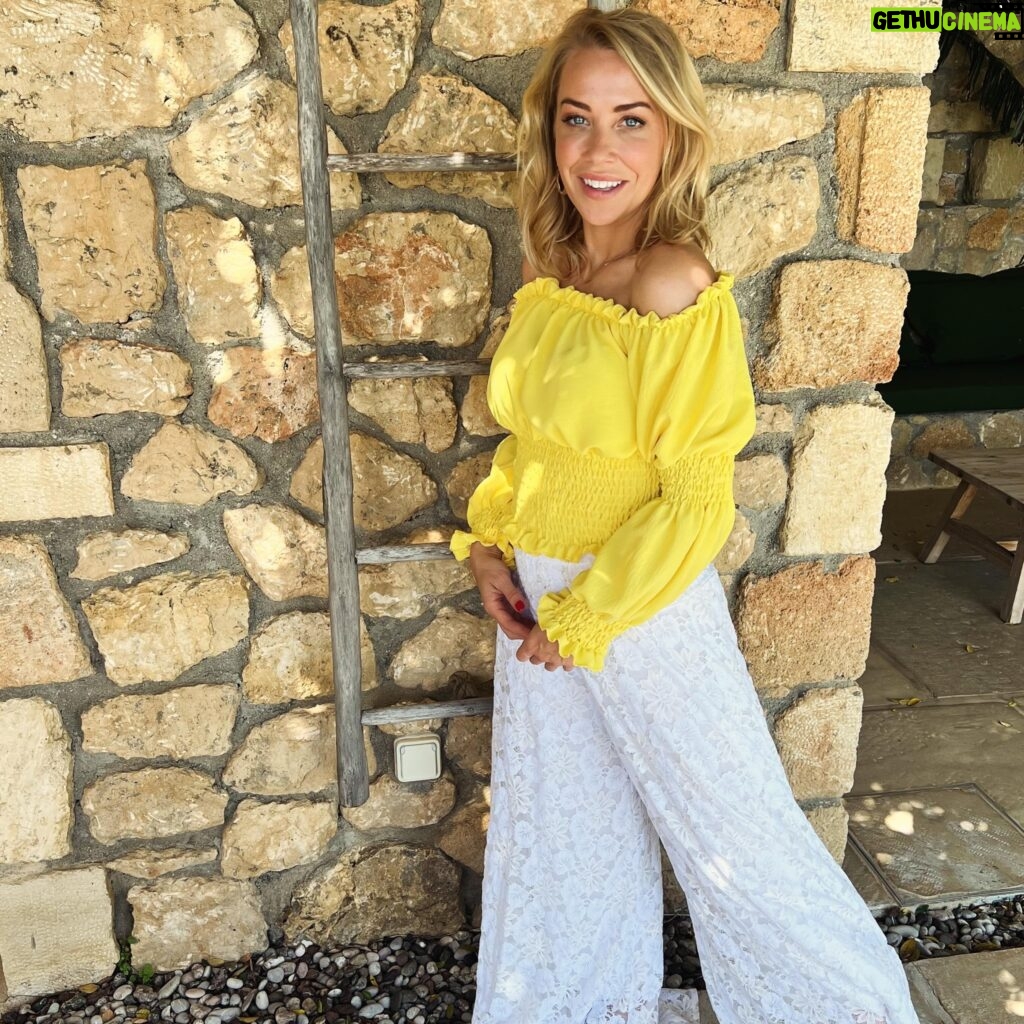 Laura Hamilton Instagram - Today at 3pm on @channel4 I’ll be on the beautiful Greek island of Kefalonia with a BRAND NEW episode of @aplaceinthesunofficial . . . Let me know what you think! #blueskies #greece #kefalonia #escapism #sunshine #property #holiday @freeform_productions