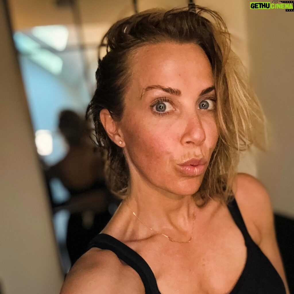 Laura Hamilton Instagram - This Morning I got up early and ran…probably my last long one before the London Marathon on Sunday… Am I feeling anxious? YES!… . . . I’ve never really enjoyed long distance running, BUT I started to enjoy it more through my training. . . . It’s been tough and I keep asking myself have I done enough? I really don’t know. Am I aiming for a particular finish time? NO. I just want to finish whilst raising money for an amazing cause @wellchild . . . I’d like to thank everyone who has sponsored and supported me. I can’t tell you how much I appreciate it. For anyone else who is feeling nervous about the event this weekend, I’m with you but let’s get through this together! . . . #london #marathon #nervous #fundraiser #anxious #running
