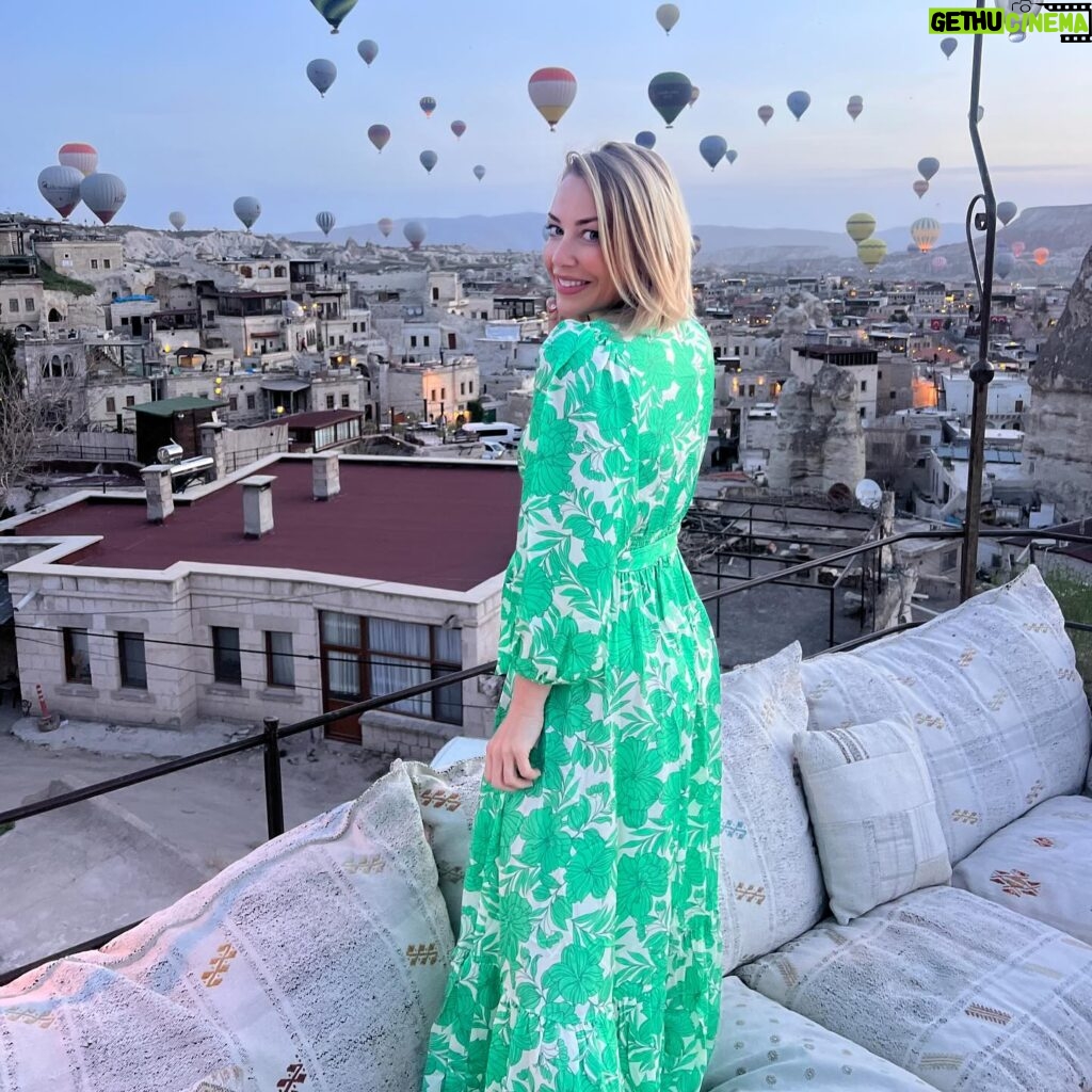 Laura Hamilton Instagram - One of the most magical places I've ever visited... . . . #bucketlist #capadocia #balloons #sunrise #turkey🇹🇷 #travel #adventure #filming 🎥 #lauraslook @aspigalondon