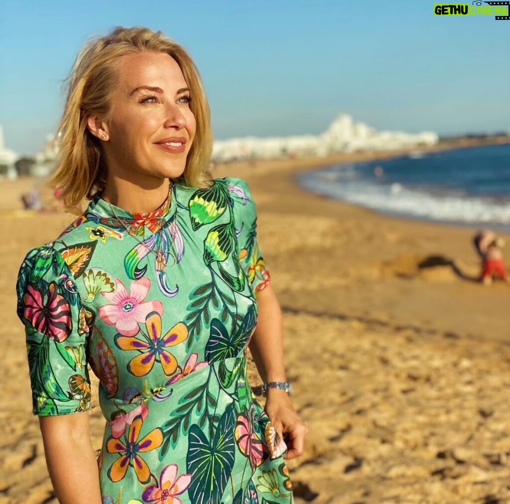 Laura Hamilton Instagram - I hope you are all enjoying the new series of @aplaceinthesunofficial. Today I will be in Portugal, in Vale de Lobo … Tune in to @channel4 at 4pm to find out if I find my house hunters their perfect place in the sun! @freeform_productions . . . #newseries #portugal #holidayhome #escapism #wanderlust #algarve #grateful #property #valedolobo