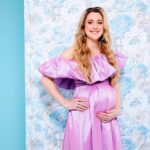 Laura Kenny Instagram - Jason and I are so excited to share with you our exclusive with @ok_mag revealing the gender of our baby. I absolutely loved doing this photoshoot. I felt beautiful and really wanted to capture the happiness Jason and I have been feeling 💙💖 Click the link in my bio to find out if baby is a he or a she 🥰