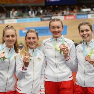 Laura Kenny Instagram - Commonwealth Games Bronze medal for @officialteamengland These girls have made the last week one very enjoyable experience. I’m chuffed we pieced it together to get this medal! #partofthepride @swpix_cycling