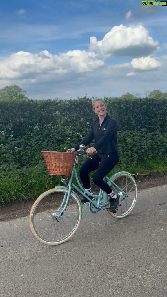 Laura Kenny Instagram - Finally a weekend we could all get out for a bike ride. We took Monty out in our @tfk_buggy velo and he fell straight asleep 🎉🎉 Thought I would take my retirement present from @adidas for a spin too! #familybikeride #retirement #gooddays #gifted @jasonkenny107