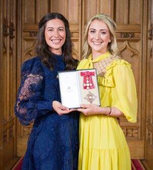Laura Kenny Instagram - We were lucky enough to be able to take a guest with us into Windsor. I always remember my parents saying when we were growing up, ‘your always have each other’. Which at the time my schoolchild self was thinking but she just steals the computer off me 😂 (remember when you had to share?!! To get onto the internet 😨)

They weren’t wrong. Cycling has given me so many experiences that I’ll be forever grateful for but this one meant my sister could share it with me which made it all the more wonderful 🥰💙💛
@emmavictrott