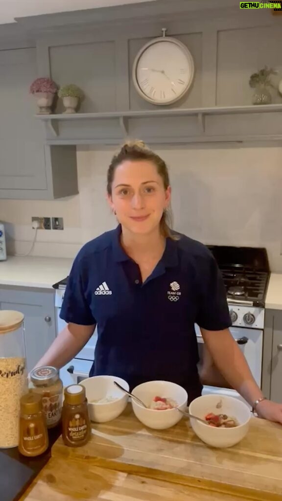 Laura Kenny Instagram - Start of Autumn brings warm breakfasts. Today is world porridge day! Our family porridge bowls have recently had a topping upgrade with @wholeearthfoods new chocolate peanut butter drizzler 👌🏼And there’s a certain little boy who loves it 💙 #wholeearthfoods #teamgb #ad