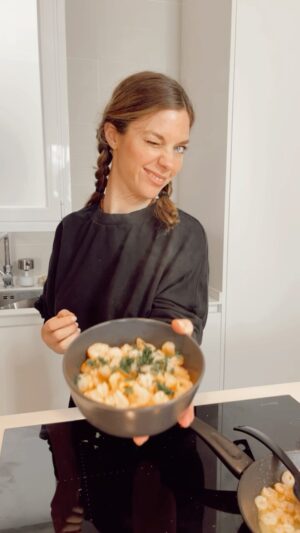 Laura Laprida Instagram - Sin gluten y sin lactosa; Gambas al ajillo en 15 Segundos⏱
..
Las gamas al ajillo son una típica tapa española y a mi es de las que más me gusta. Por lo que estuve viendo existen varias formas de prepararlas, si querés compartir la tuya será más que bien recibido. Algunos le agregan vino blanco, hasta incluso leí una receta con limón, en fin, como dicen por ahí, cada maestrillo tiene su librillo cuando se trata de gambas al ajillo 🥁💥! Si no las hiciste nunca anímate que son rápidas y fáciles. Y si ya sos experto, te reto a hacerlas en 15 Segundos 🤣❤️.
..
Ingredientes :
•1/2 guindilla/ají/pimiento/ chili o como quieras llamarle ( yo usé una y menos mal q nos gusta el picante) 
•5 dientes de ajo (cordados en rodajillas)
•500 gr de gambas/camarones/crustáceos (si no están frescas bájalas a la heladera antes y trata de que no tengan mucha agua. Yo los desvene, uno por uno, fue la peor parte del programa) 
•AOVE (Aceite de Oliva Virgen Extra)
•sal (yo uso la rosa)
•pimienta recién molida
•perejil fresco ( pero la próxima le mando cilantro! No me juzgues 🤗😘) 
..
Ingredients :
•1/2 chili pepper (red hot)
•5 garlic cloves
•500gr Shrimp
•Olive Oil
•pink salt
•black pepper
•fresh parsley 
..
#cooking #tutorial #stepbystep #cook #foodie #RecetasEn15 #food #gambasalajillo #tapas #madrid