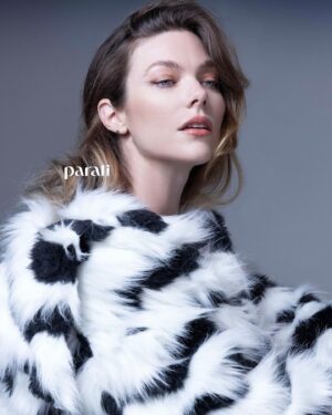 Laura Laprida Instagram - Les dejo estas fotos de @chrisbeliera que hicimos junto a  @paratirevista para la sección “Protagonistas” con una producción de lujo liderado por @alegarcia360 , peinada a lo Miley por @_marcobustamante_ y por supuesto mi mano derecha a cargo del make up, la uno siempre @sunshinecarreras 🫶🏻❤️