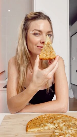 Laura Laprida Instagram - Fainá en 15 Segundos⏱
..
En la colección de recetas sin gluten y lactosa, no puede faltar este clasico absoluto y por eso decidí reflotarlo. 
Creo que en España no comen fainá, pero en Argentina para mi es un deber ☝🏻🤣 pedirlo junto a 🙌🏼 La Pizza 🙌🏼.
Ahora, también suelo comer Fainá sola y hasta a veces, por que no?, le agrego magia encima. Rúcula y tomates, honguitos o lo que vea en la heladera 😅.
La receta es súper sencilla. Una taza de harina de garbanzo, media de agua, sal, ajo en polvo (opcional) y dos cucharadas de Oliva. Eso a una asadero que no se pegue o aceitada y antes de meter todo al horno, o después de unos minutos de horno como prefieran, le agrego cebolla en juliana, sal gruesa y romero. En mi horno a 180* tarda 20 min. Yo lo iría midiendo por que todos los hornos son distintos.
Muchos éxitos! Te deseo comidas con abundante fainá 🤣💕.
..
Ingredientes :
•1 taza de harina de garbanzo.
•1 taza de agua.
•cucharada de sal rosa
•1 cucharadas soperas de AOVE
•1 cucharadita de ajo en polvo
•Sal gruesa para espolvorear por encima (no mucho que ya le pusimos sal)
•1/2 cebolla en juliana (opcional)
•Ajo en polvo.
•Romero
..
#RecetasEn15 #cooking #faina #veggie #singluten #glutenfree #lactosefree