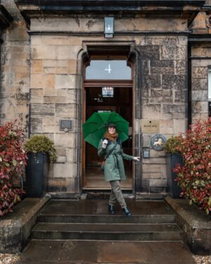 Laura Laprida Instagram - Mi escapada a Escocia en 10 imágenes 🏴󠁧󠁢󠁳󠁣󠁴󠁿 
..
1) Se me volaron los pelos en Portree en la Isla de Skye
2) Siempre bien acompañada por mi fotógrafo oficial @eugeniolevis rumbo al faro de Neist Point
3) Afternoon tea 💁🏼‍♀️
4) Rumbo al Britannia en el tranvía, mi medio de transporte favorito. Sin alas ni turbinas y bien pegado al piso.
5) En el @theroseateedinburgh donde nos recibieron de maravilla durante un par de noches
6) Empachada de Ostras en el Oyster Shelter rumbo a las Fairy Pools 
7) Paseo por el West End en Edimburgo
8) Nuevamente combatiendo el viento, pero ahora en el castillo Eilean Donan. 
9) Tener una bañera en la mitad del cuarto, imposible no usarla.
10) Con la ciudad antigua de Edimburgo, que según me dijeron en más actual que la nueva por que se prendió fuego varias veces. 
..
#escocia #scotland #edimburgh