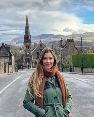 Laura Laprida Instagram - Mi escapada a Escocia en 10 imágenes 🏴󠁧󠁢󠁳󠁣󠁴󠁿 
..
1) Se me volaron los pelos en Portree en la Isla de Skye
2) Siempre bien acompañada por mi fotógrafo oficial @eugeniolevis rumbo al faro de Neist Point
3) Afternoon tea 💁🏼‍♀️
4) Rumbo al Britannia en el tranvía, mi medio de transporte favorito. Sin alas ni turbinas y bien pegado al piso.
5) En el @theroseateedinburgh donde nos recibieron de maravilla durante un par de noches
6) Empachada de Ostras en el Oyster Shelter rumbo a las Fairy Pools 
7) Paseo por el West End en Edimburgo
8) Nuevamente combatiendo el viento, pero ahora en el castillo Eilean Donan. 
9) Tener una bañera en la mitad del cuarto, imposible no usarla.
10) Con la ciudad antigua de Edimburgo, que según me dijeron en más actual que la nueva por que se prendió fuego varias veces. 
..
#escocia #scotland #edimburgh