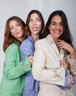 Laura Laprida Instagram - Acá estamos, nunca nos fuimos, ah pero la vida…nos dio mucho material para nuestro podcast 𝑵𝑶 𝑻𝑶𝑫𝑶 𝑳𝑶 𝑸𝑼𝑬 𝑩𝑹𝑰𝑳𝑳𝑨 𝑬𝑺 𝑶𝑹𝑶. Ya llega la segunda temporada de este proyecto que arrancamos el año pasado. Las fotos son nuevas, pero nosotras seguimos siendo las mismas 😅 

Estamos muy emocionadas por mostrarles los nuevos capítulos. 

Escuchamos sus sugerencias y se vienen temas más personales, actuales con muchas emociones y sorpresas. Se sumará alguna prima mas al podcast? O será que aparece alguna trilli? 

Estén atentas porque muy muy pronto van a poder escuchar el  primer capítulo de esta segunda temporada de 𝑵𝑶 𝑻𝑶𝑫𝑶 𝑳𝑶 𝑸𝑼𝑬 𝑩𝑹𝑰𝑳𝑳𝑨 𝑬𝑺 𝑶𝑹𝑶 ⚜️💫

Mientras tanto pueden ponerse al día con la temporada 1 en @spotifyaargentina 

 
Fotos: la #1 @malepiqueph 
St: @allo_martinez siempre 💪🏻
Nosotras @lulilapri @soniazavaleta @pilarlaprida 

#spotify #podcast #wearefamily #fyp #notodoloquebrillaesoro