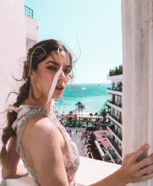 Laura Laprida Instagram - Hermosa experiencia en Cannes junto a @campariarg , acá les dejo estas fotitos que reflejan todo lo vivido. Gracias 
.
-Beber con moderación, prohibida su venta a menores de 18 años-
.
.
 @marchesafashion 
 @damianiofficial 
 @sophiawebster

Contenido @rpirovano 
.
.
#CampariCinema #WeAreCinema #Cannes2024 #EnjoyResponsibly
