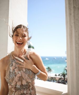 Laura Laprida Instagram - Hermosa experiencia en Cannes junto a @campariarg , acá les dejo estas fotitos que reflejan todo lo vivido. Gracias 
.
-Beber con moderación, prohibida su venta a menores de 18 años-
.
.
 @marchesafashion 
 @damianiofficial 
 @sophiawebster

Contenido @rpirovano 
.
.
#CampariCinema #WeAreCinema #Cannes2024 #EnjoyResponsibly