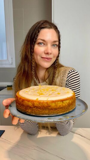 Laura Laprida Instagram - Tarta de Queso y pistachos sin gluten y lactosa.
..
Para el cumple de @eugeniolevis y para que todos podamos probarla usé ingredientes sin gluten y sin lactosa, pero si esto no es importante para vos, podes reemplazar por ingredientes tradicionales. 
Algunas consideraciones importantes 🤓: la masa se pre hornea 5 minutos. Luego la tarta entera va 50 min a 160 grados. Uno vez terminado ese tiempo se apaga el horno y se deja 30 min reposando con la puerta cerrada y luego 15 más con la puerta del horno abierta. Otra cosa, los huevos al queso se agrega en partes, no todo de golpe y siempre con movimientos envolventes. 
Toda la vajilla utilizada fue creada por mi con mis propias manitas, aunque no lo creas 😅.
Si probas estas receta no te olvides de subirla y etiquetarla para que pueda compartirla ✨. Hasta la próxima 😘.
..
Ingredientes :
•3 huevos 
•1 cucharada de AOVE
•1 cucharada de maicena
•160ml de crema/nata
•1 paquete de galletitas María sin gluten
•500gr queso crema sin lactosa
•160gr de azúcar de caña
•1 cucharadita de vainilla 
•200gr de pistachos (acordate de guardar algo para picar y decorar. Si te pasa lo mismo que a mi ralladura de limón o si sos golos@ chocolate blanco 🤤)
•perejil (picado para decorar arriba o podes usar pimientón
•1 cucharada abundante de ghee derretida (manteca para versión normal)
..
#cooking #tutorial #stepbystep #foodie #RecetasEn15 #tartadequeso #Madrid #comida #cocina #cook #cheesecacke #singluten #sinlactosa