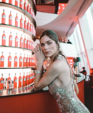 Laura Laprida Instagram - Hermosa experiencia en Cannes junto a @campariarg , acá les dejo estas fotitos que reflejan todo lo vivido. Gracias 
.
-Beber con moderación, prohibida su venta a menores de 18 años-
.
.
 @marchesafashion 
 @damianiofficial 
 @sophiawebster

Contenido @rpirovano 
.
.
#CampariCinema #WeAreCinema #Cannes2024 #EnjoyResponsibly