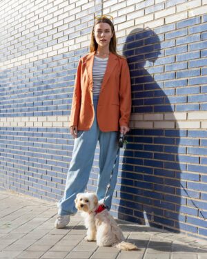 Laura Laprida Instagram - Empezó la mejor época del año en Madrid 🌼✨
..
👠@uniqloeurope 
📷@eugeniolevis
🐶 #Arepa 
..
#Madrid #Primavera