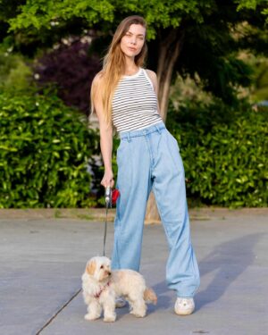 Laura Laprida Instagram - Empezó la mejor época del año en Madrid 🌼✨
..
👠@uniqloeurope 
📷@eugeniolevis
🐶 #Arepa 
..
#Madrid #Primavera